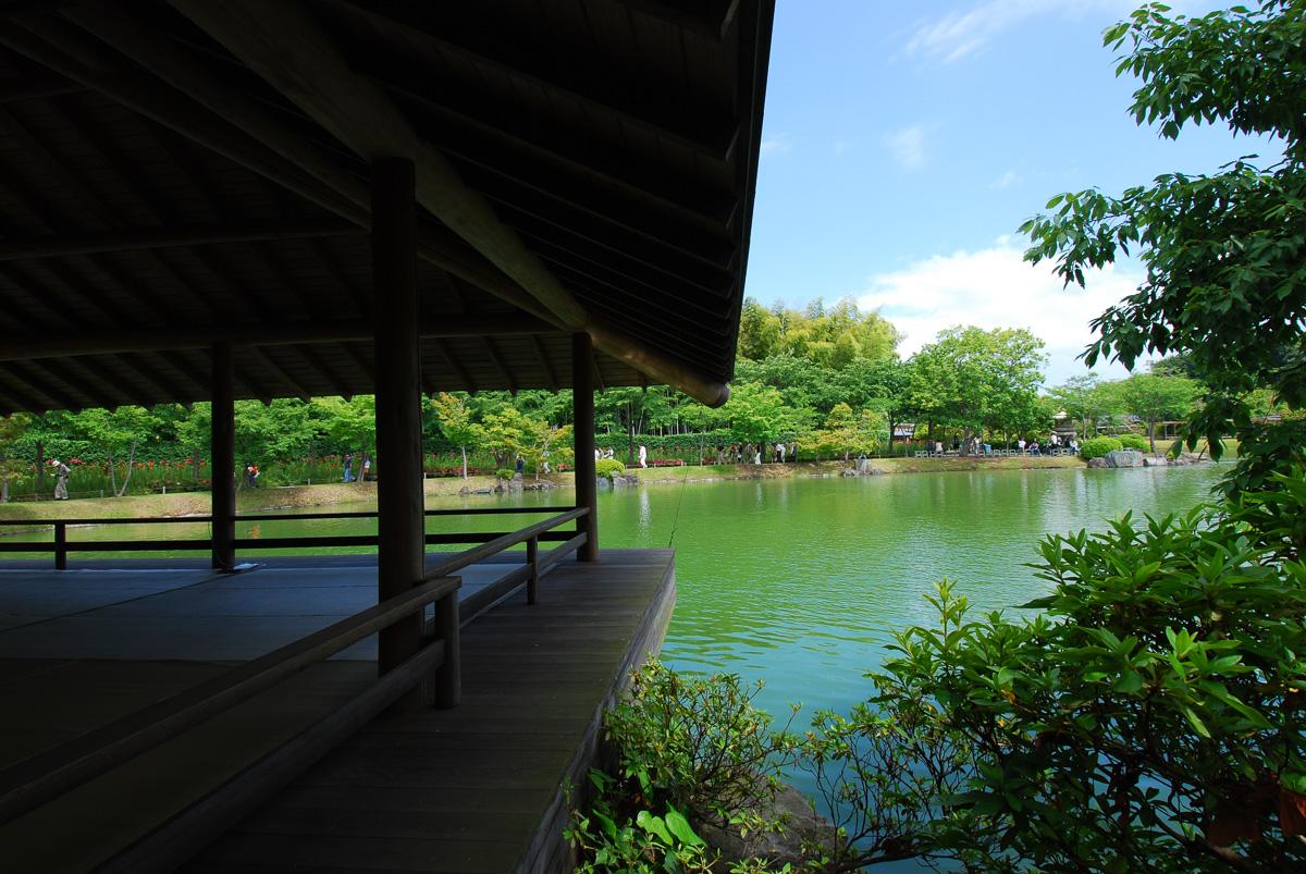 「湖畔の東屋」